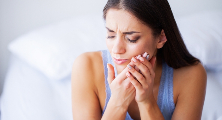 Simptomi-upale-korijena-zuba
