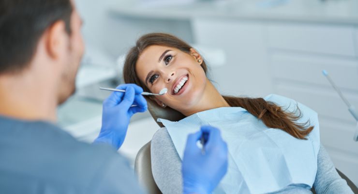 Izgledaju-li-krunice-i-ljuskice-za-zube-prirodno